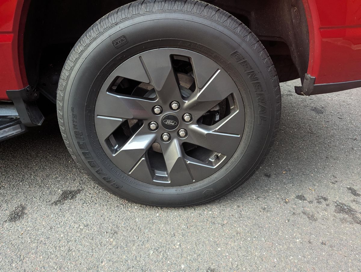 2022 Ford F-150 Lightning Lariat - Image 33