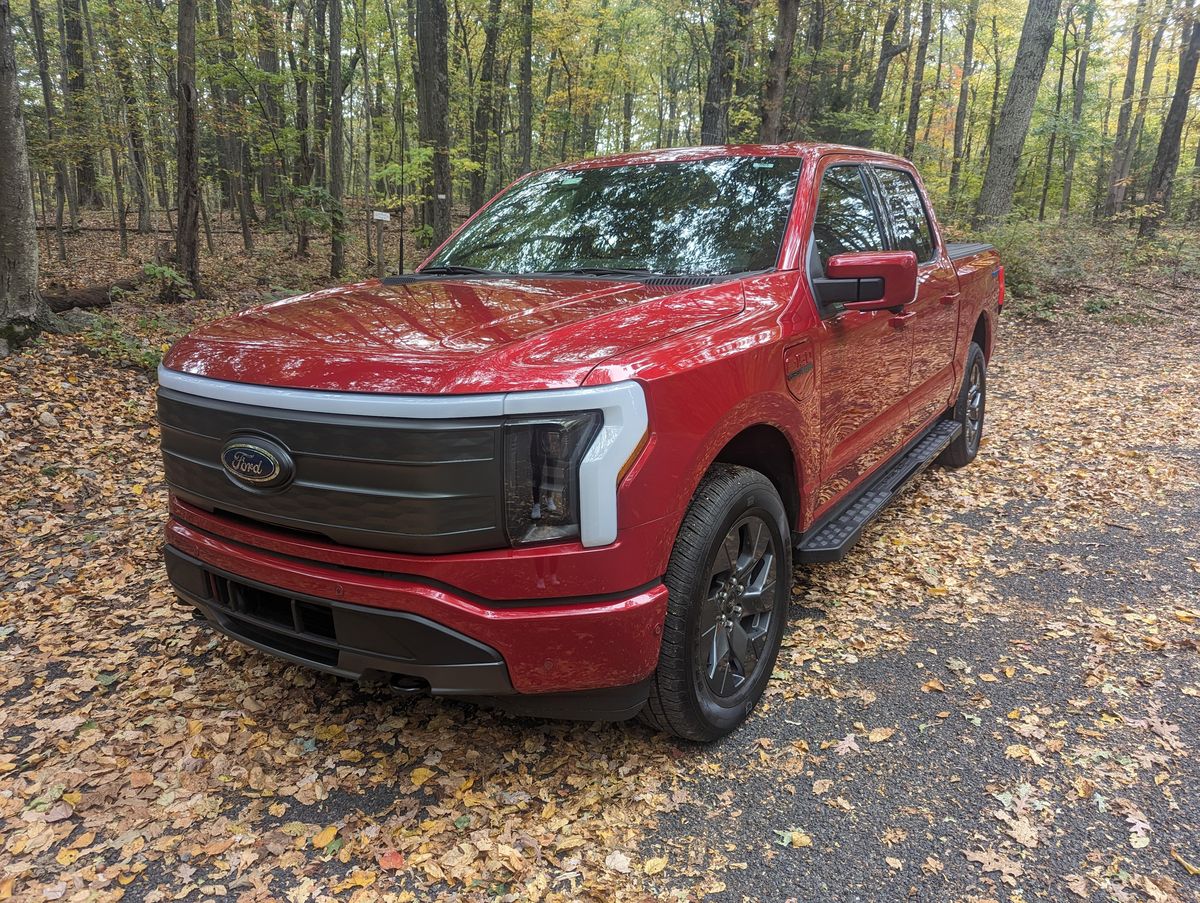 2022 Ford F-150 Lightning Lariat - Image 13