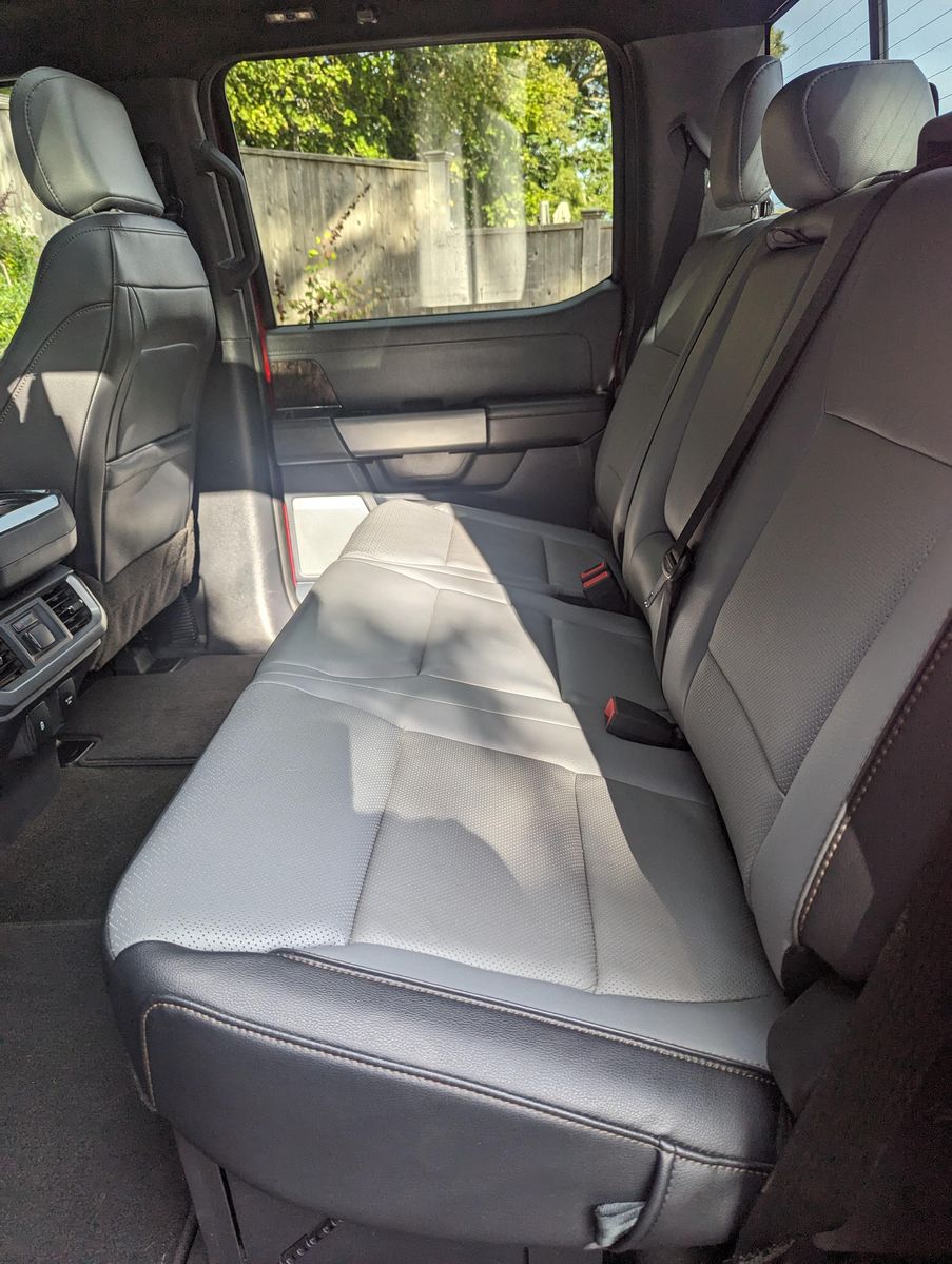 2022 Ford F-150 Lightning Lariat - Image 44