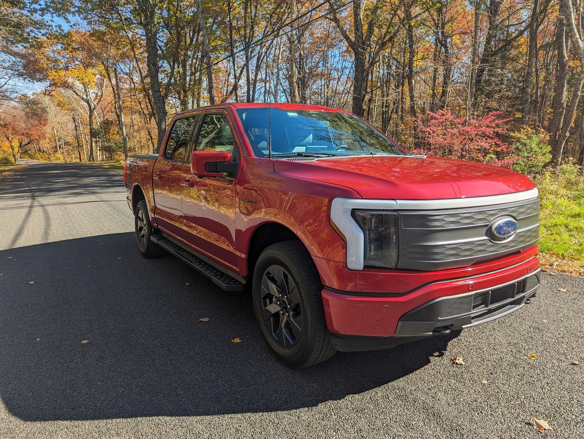 2022 Ford F-150 Lightning Lariat - Image 19