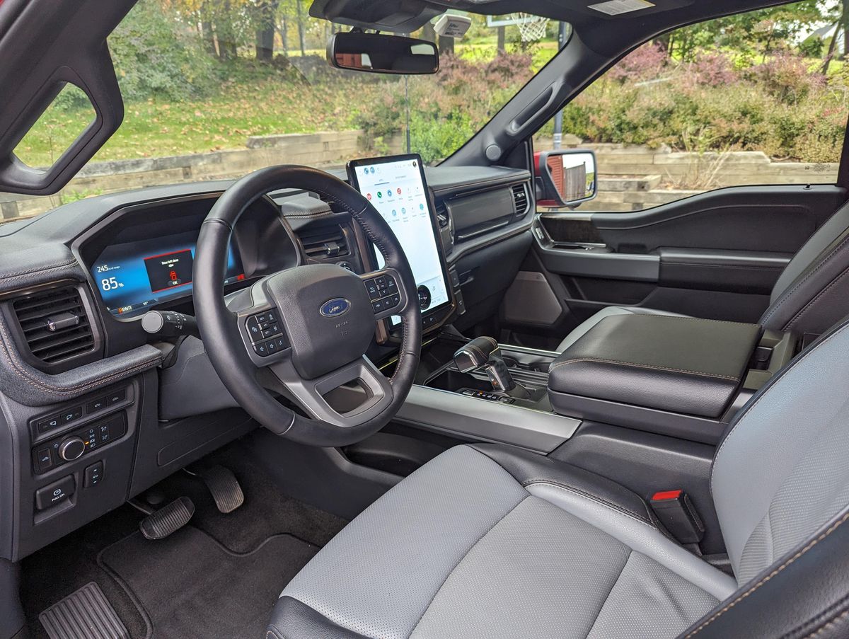 2022 Ford F-150 Lightning Lariat - Image 47