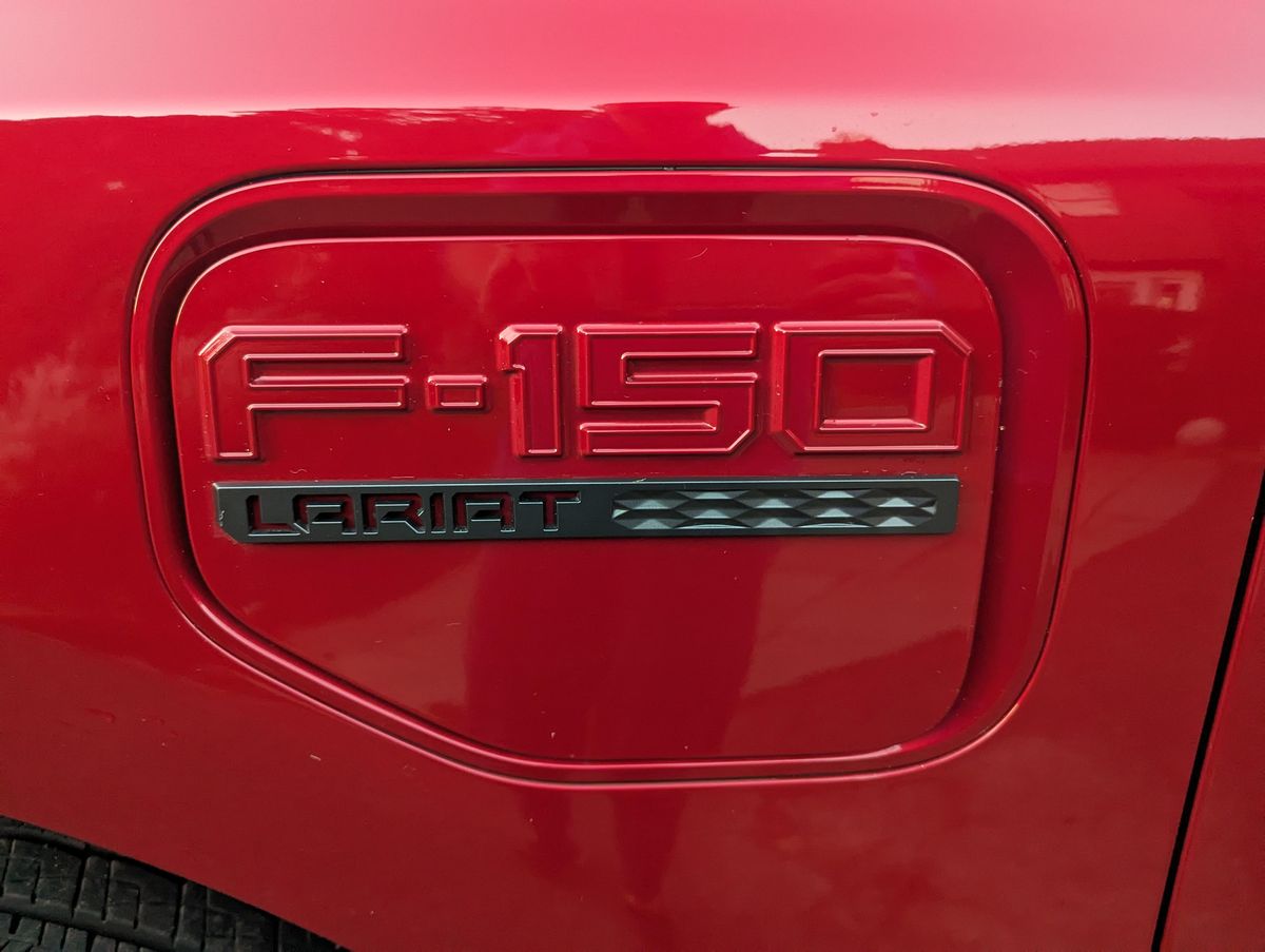 2022 Ford F-150 Lightning Lariat - Image 24