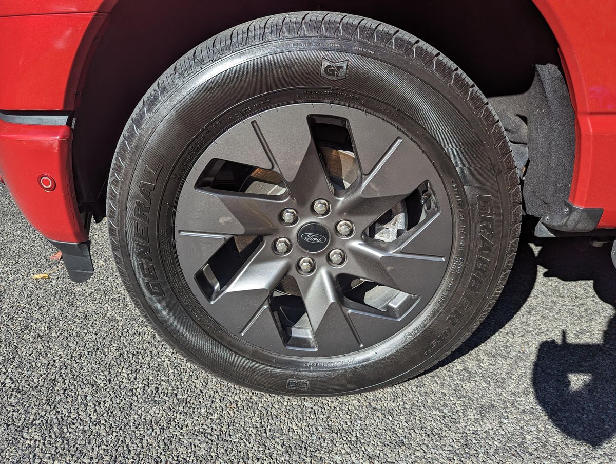 2022 Ford F-150 Lightning Lariat - Image 27