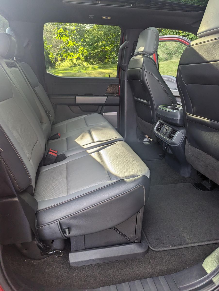 2022 Ford F-150 Lightning Lariat - Image 43