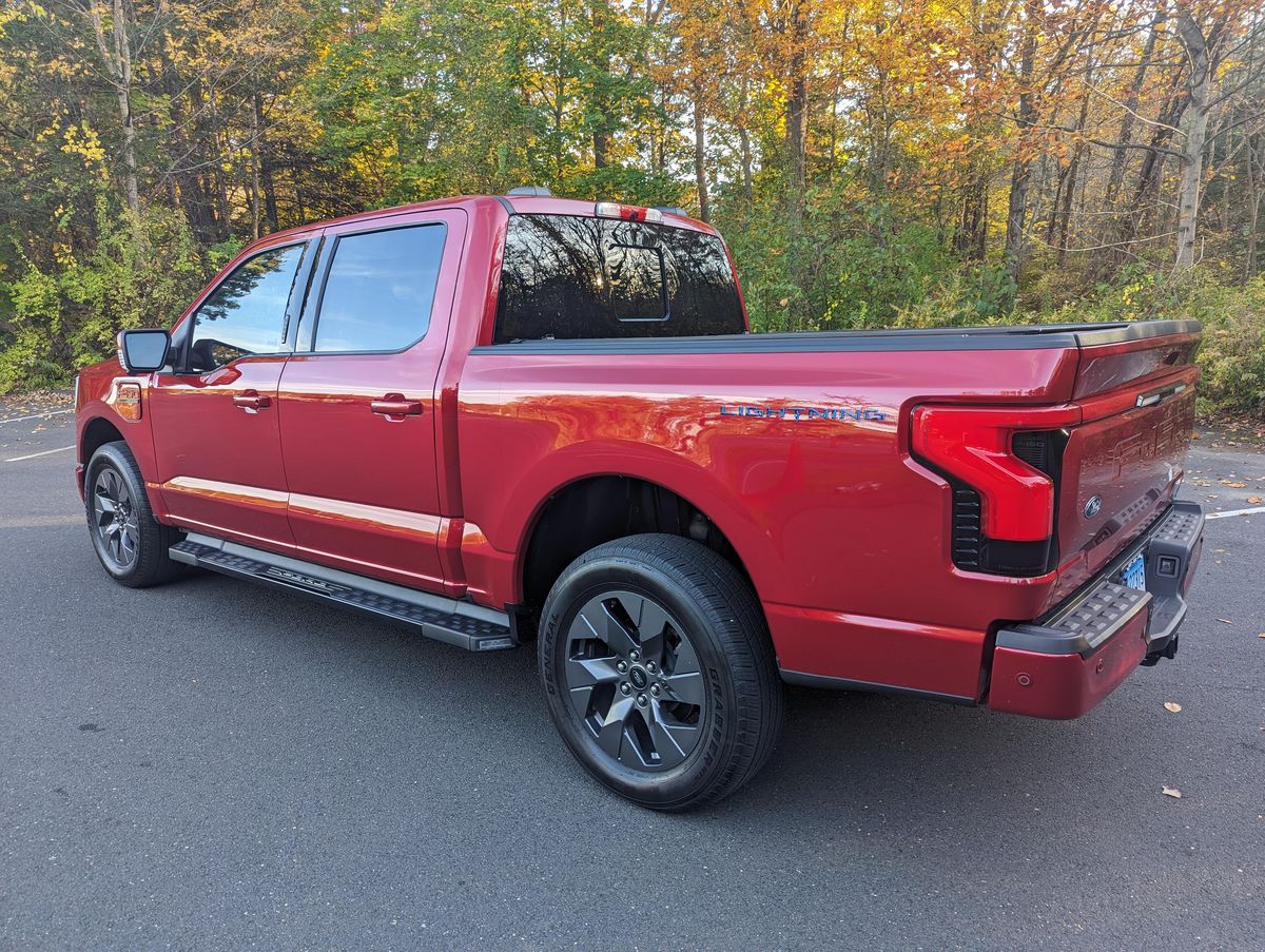 2022 Ford F-150 Lightning Lariat - Image 18