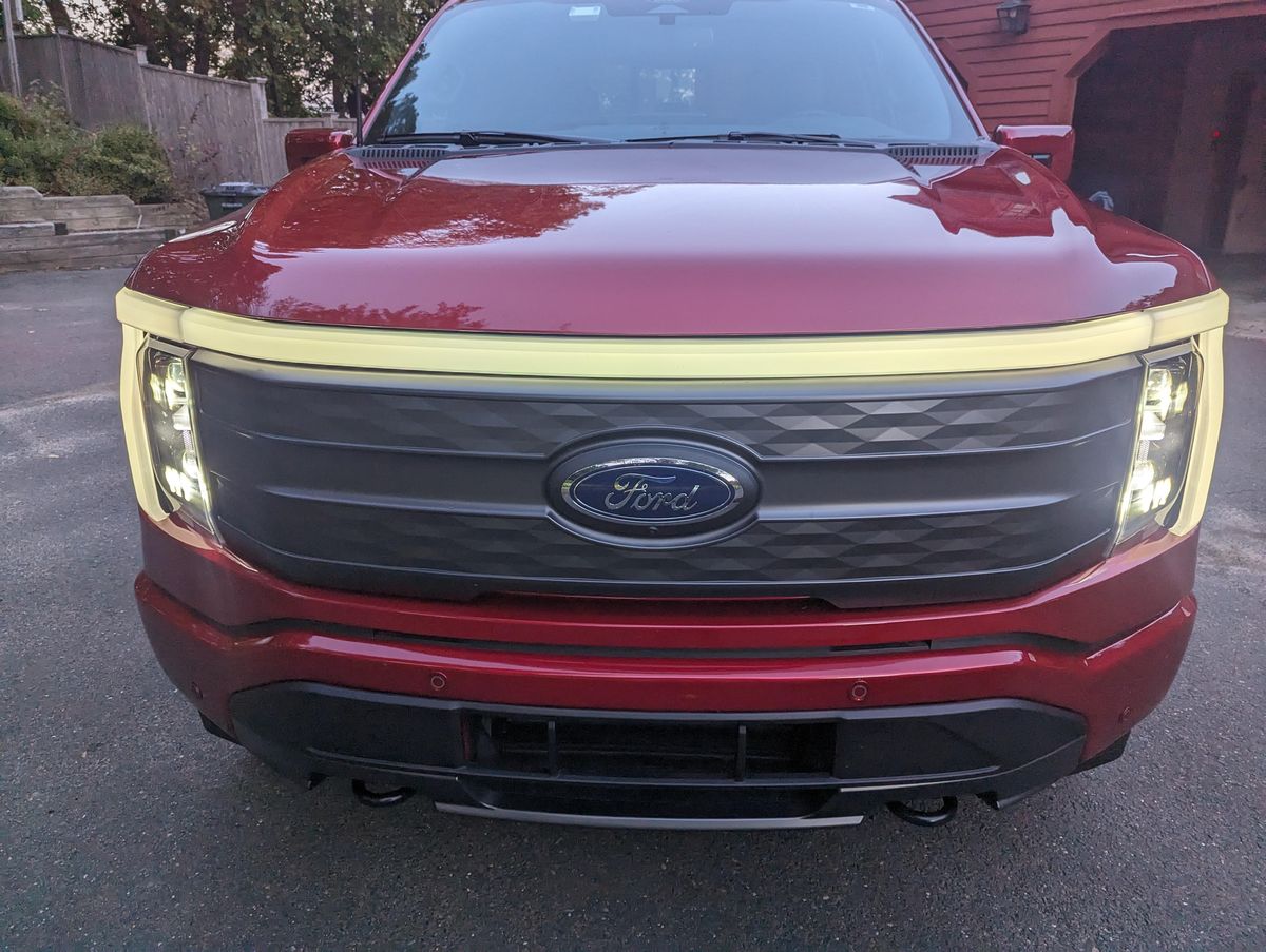 2022 Ford F-150 Lightning Lariat - Image 26