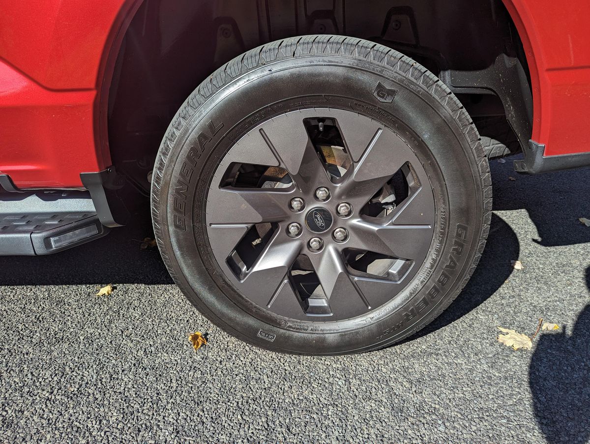 2022 Ford F-150 Lightning Lariat - Image 34