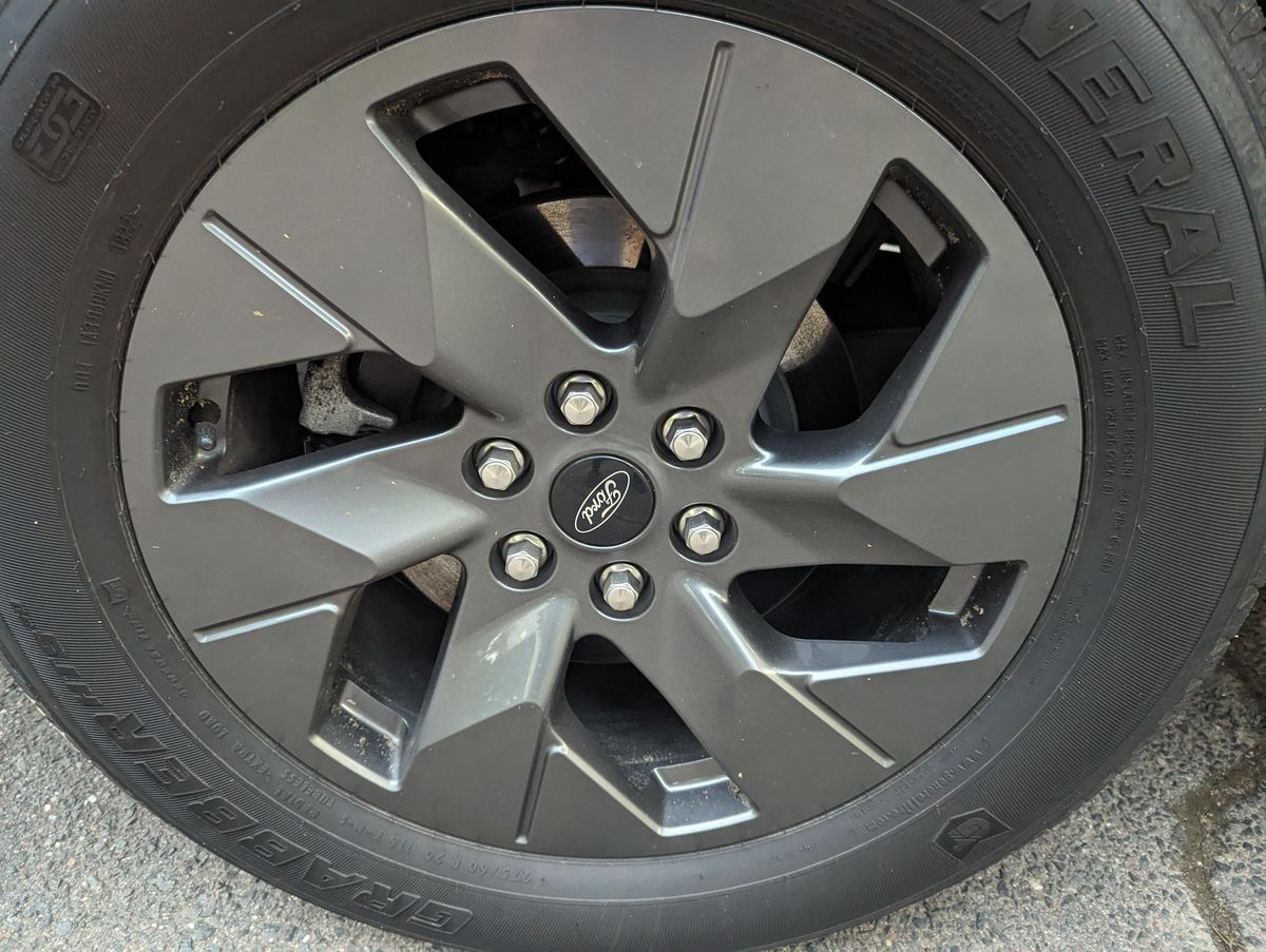 2022 Ford F-150 Lightning Lariat - Image 31