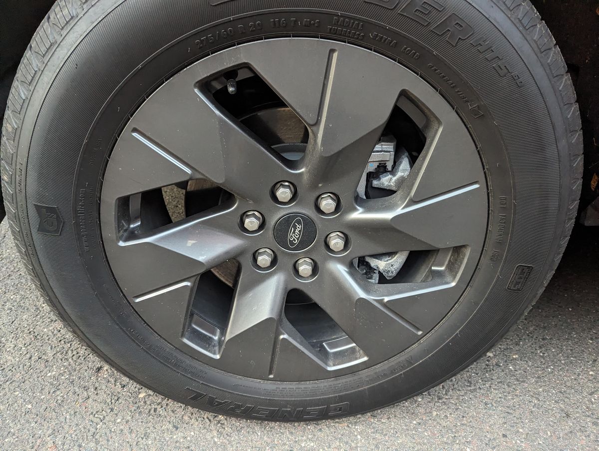 2022 Ford F-150 Lightning Lariat - Image 32