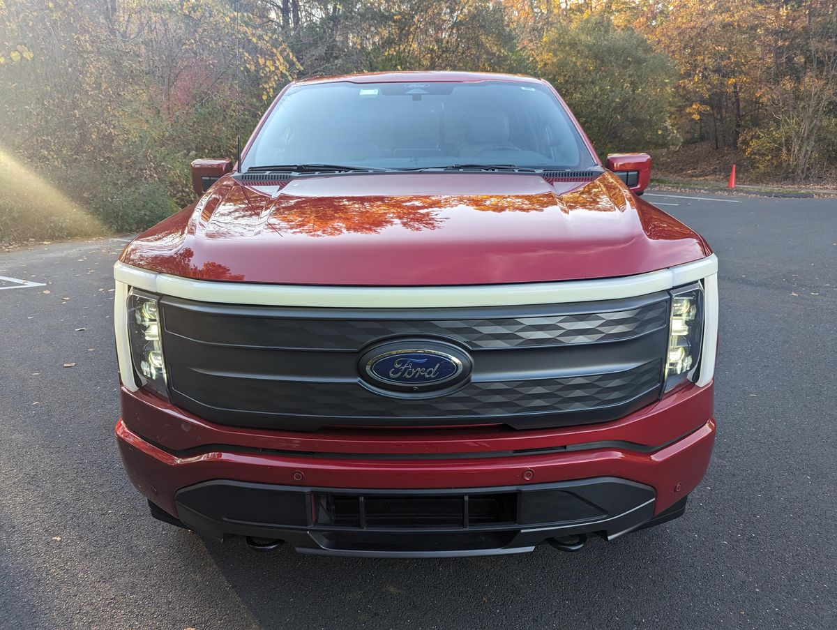 2022 Ford F-150 Lightning Lariat - Image 9