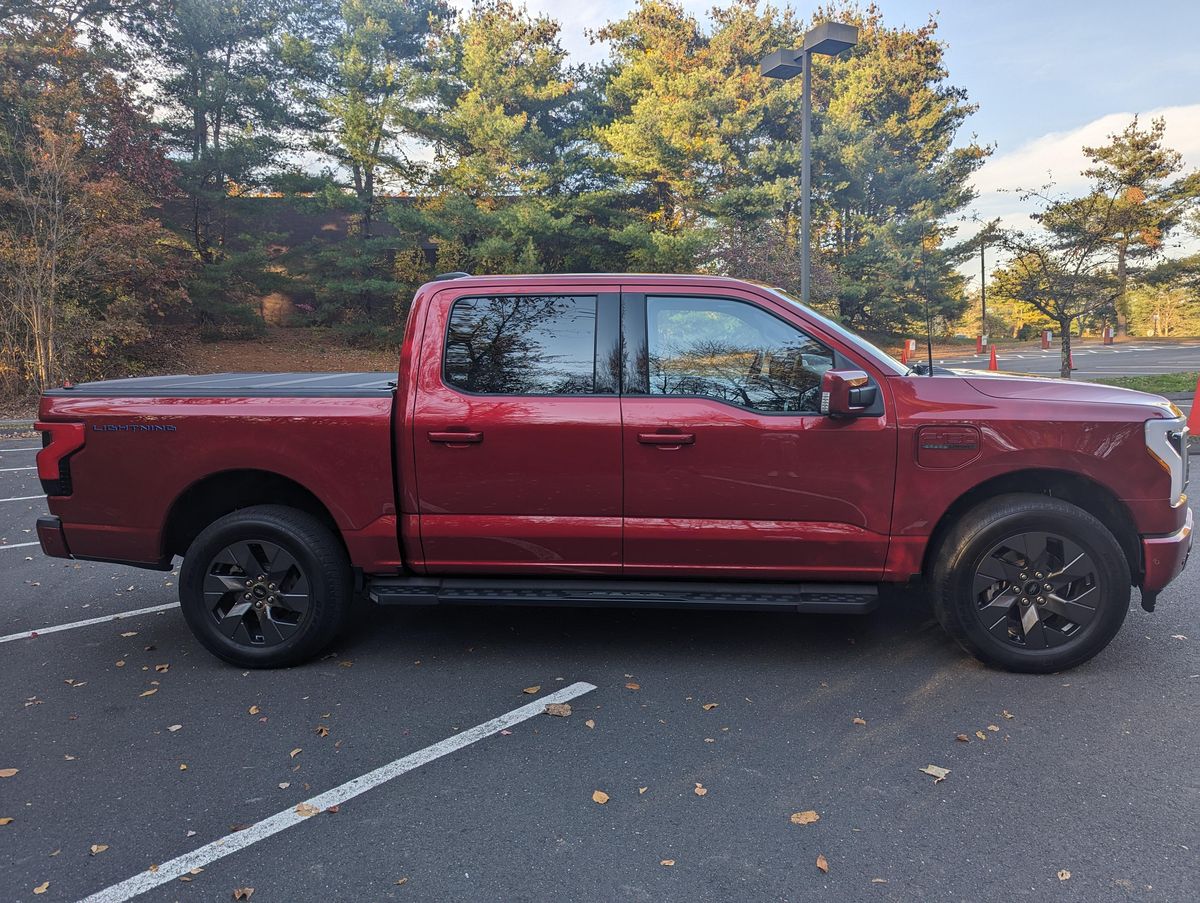 2022 Ford F-150 Lightning Lariat - Image 21