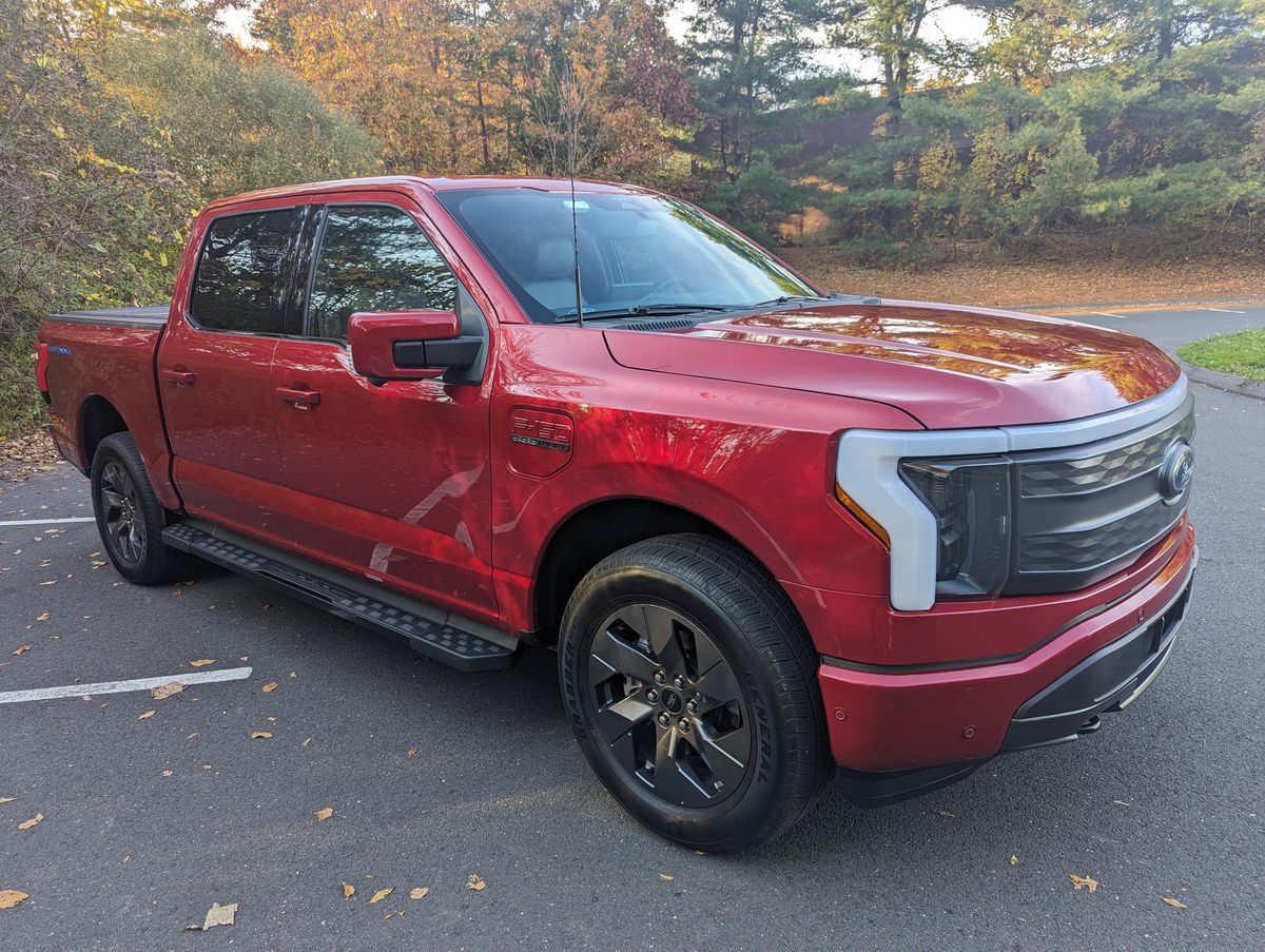 2022 Ford F-150 Lightning Lariat - Image 20