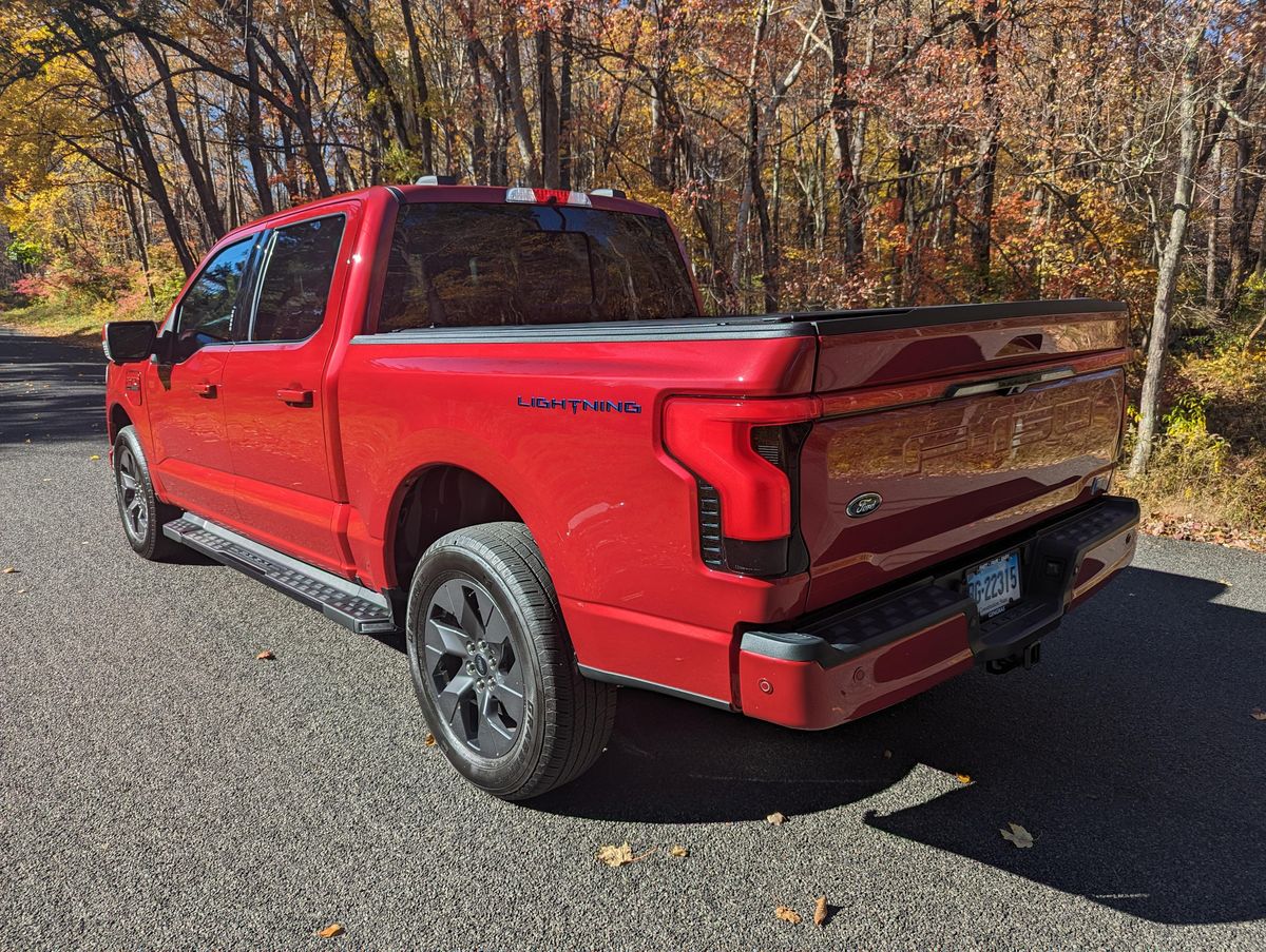 2022 Ford F-150 Lightning Lariat - Image 17