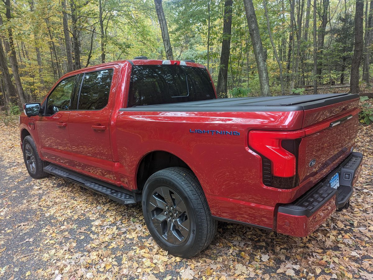 2022 Ford F-150 Lightning Lariat - Image 11