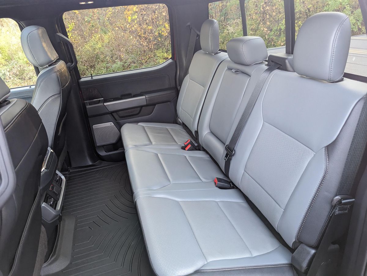 2022 Ford F-150 Lightning Lariat - Image 39