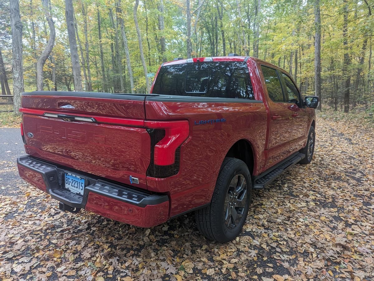 2022 Ford F-150 Lightning Lariat - Image 22