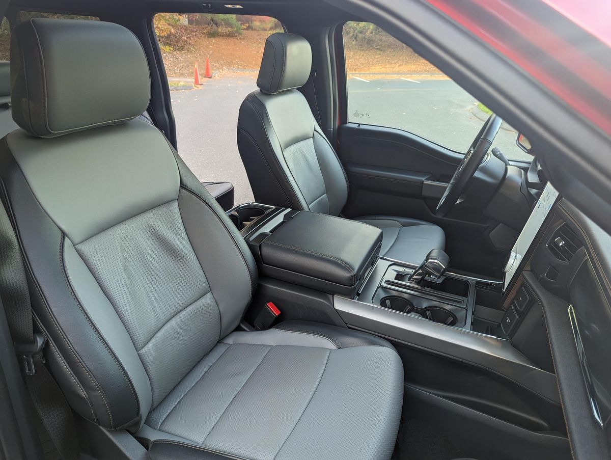 2022 Ford F-150 Lightning Lariat - Image 40