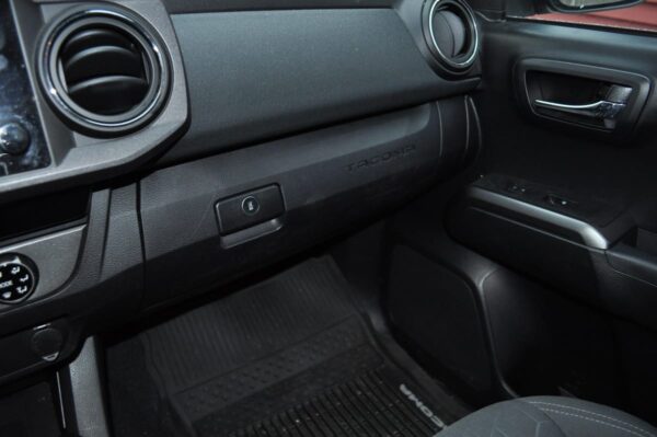2017 Toyota Tacoma TRD Sport Access Cab 4x4 - Image 11