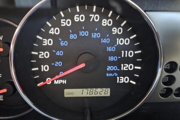 2006 Toyota Land Cruiser  Watch V8 Power, Full-Time 4WD, Locking Center Differential, Unmodified - Image 26