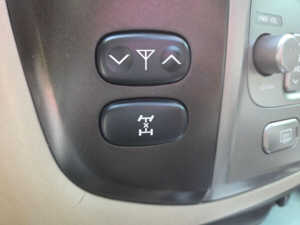 2006 Toyota Land Cruiser  Watch V8 Power, Full-Time 4WD, Locking Center Differential, Unmodified - Image 47