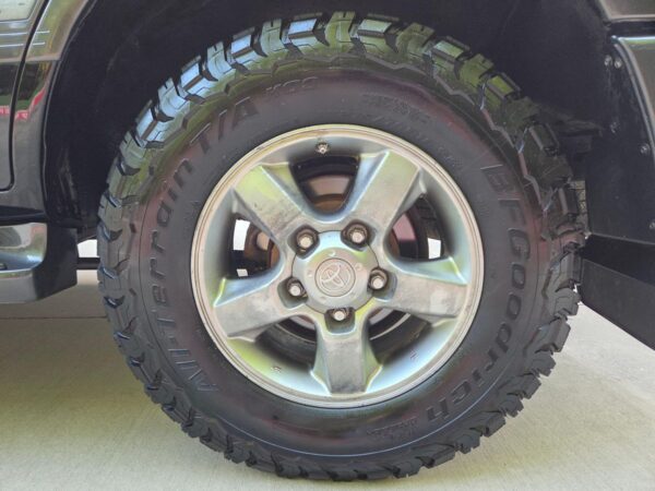 2006 Toyota Land Cruiser  Watch V8 Power, Full-Time 4WD, Locking Center Differential, Unmodified - Image 24