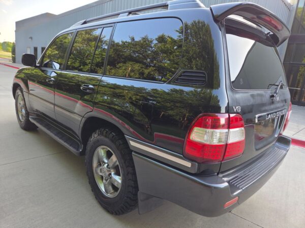 2006 Toyota Land Cruiser  Watch V8 Power, Full-Time 4WD, Locking Center Differential, Unmodified - Image 4