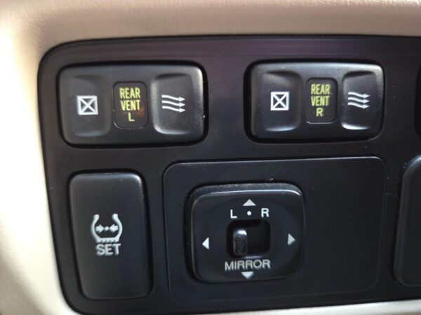 2006 Toyota Land Cruiser  Watch V8 Power, Full-Time 4WD, Locking Center Differential, Unmodified - Image 40