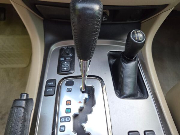 2006 Toyota Land Cruiser  Watch V8 Power, Full-Time 4WD, Locking Center Differential, Unmodified - Image 44