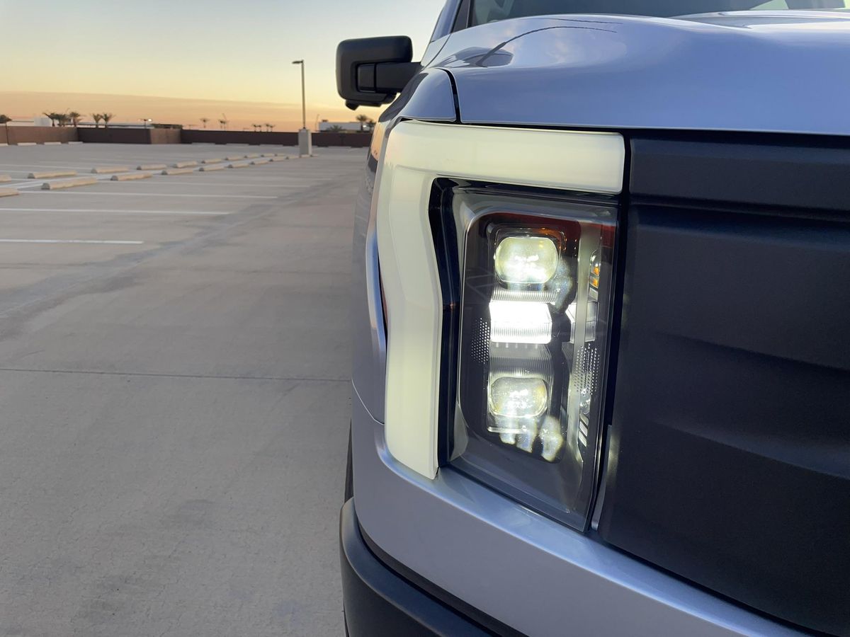 2022 Ford F-150 Lightning Pro - Image 18