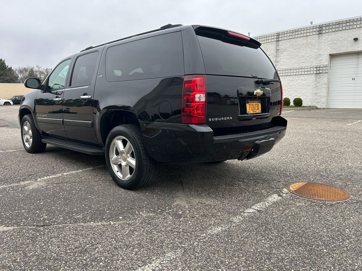 2007 Chevrolet Suburban LTZ 4x4 - Image 12