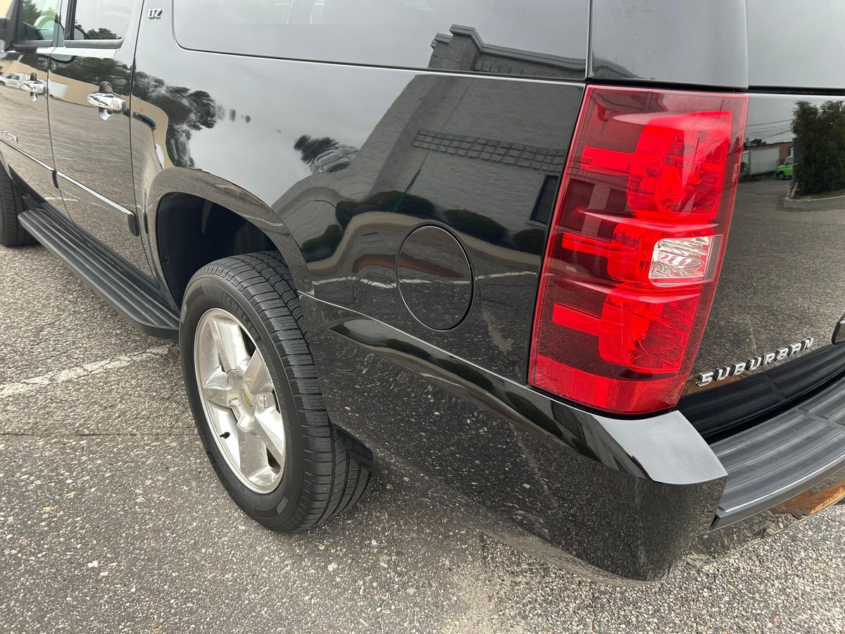 2007 Chevrolet Suburban LTZ 4x4 - Image 33