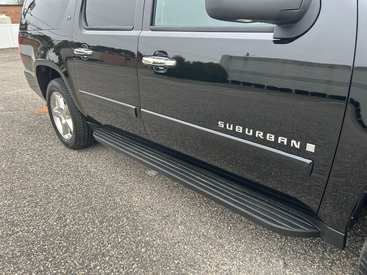 2007 Chevrolet Suburban LTZ 4x4 - Image 47