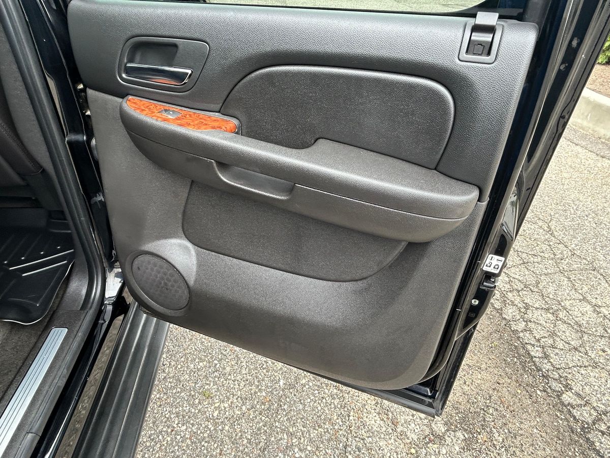 2007 Chevrolet Suburban LTZ 4x4 - Image 149