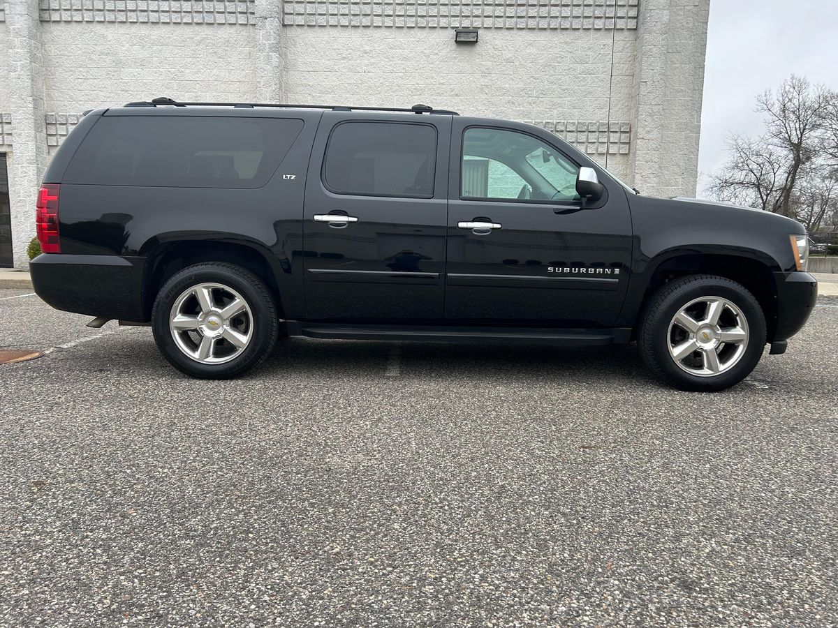 2007 Chevrolet Suburban LTZ 4x4 - Image 11