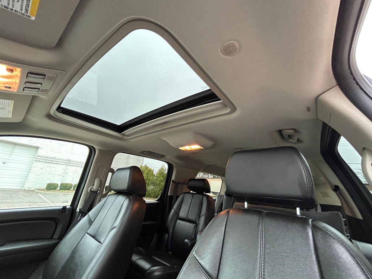 2007 Chevrolet Suburban LTZ 4x4 - Image 129