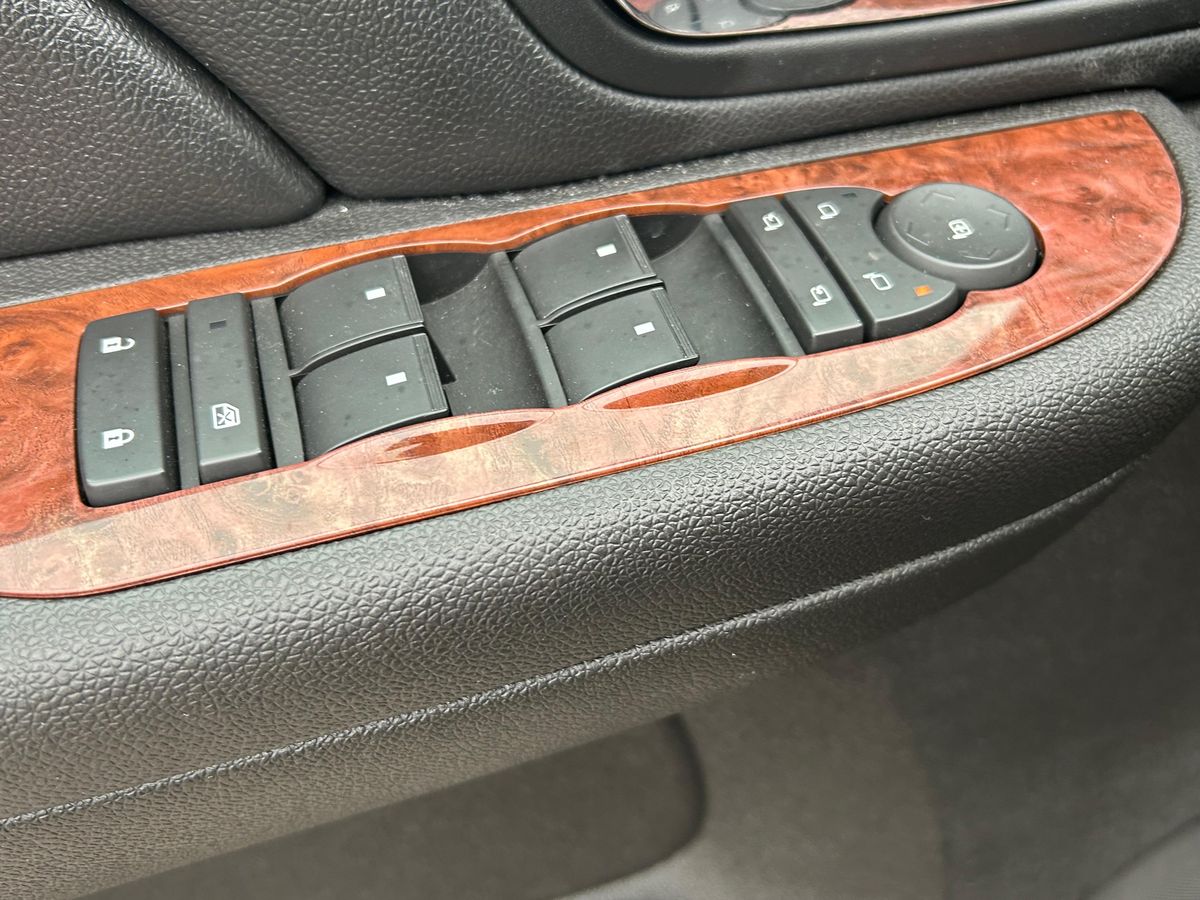 2007 Chevrolet Suburban LTZ 4x4 - Image 145