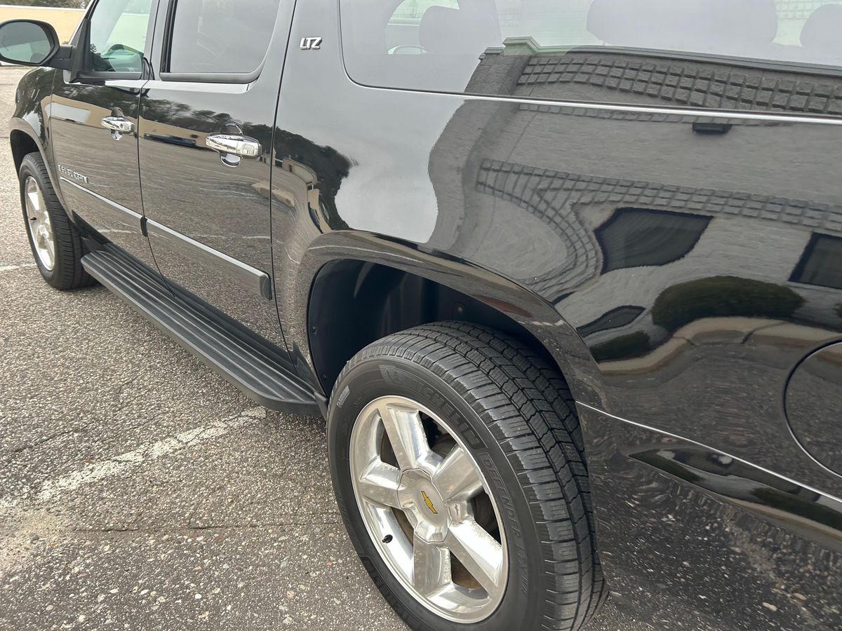 2007 Chevrolet Suburban LTZ 4x4 - Image 27