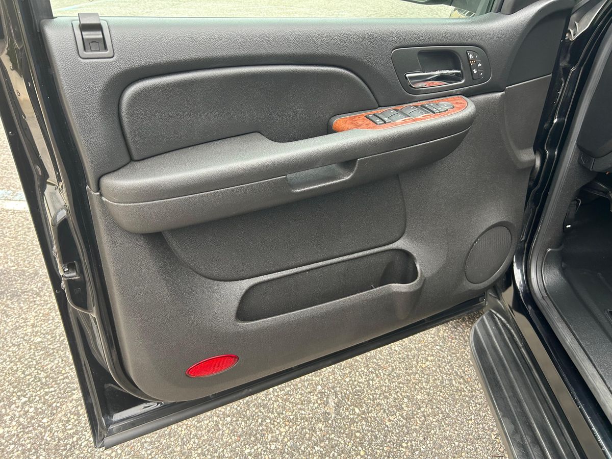 2007 Chevrolet Suburban LTZ 4x4 - Image 138