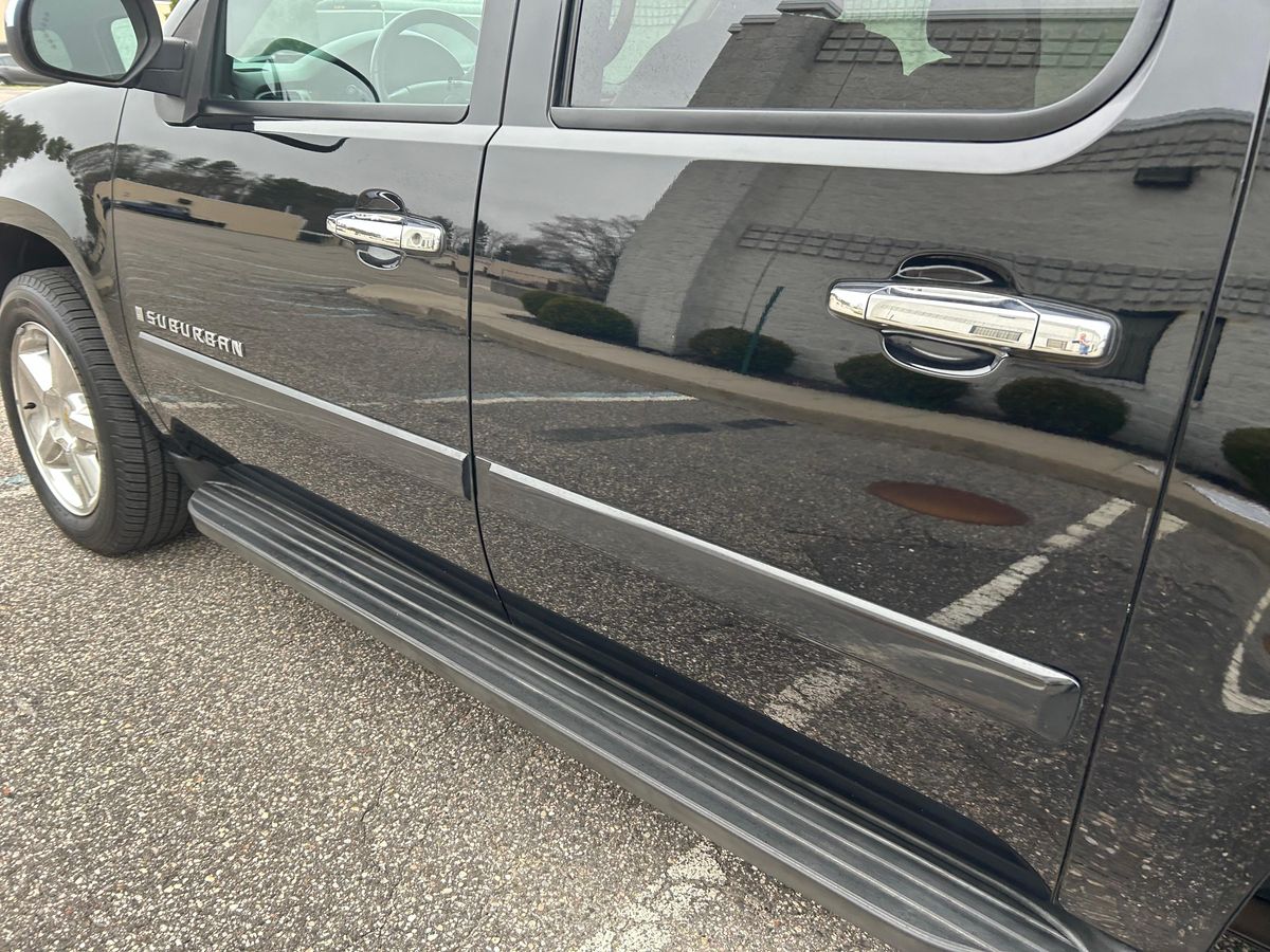 2007 Chevrolet Suburban LTZ 4x4 - Image 22