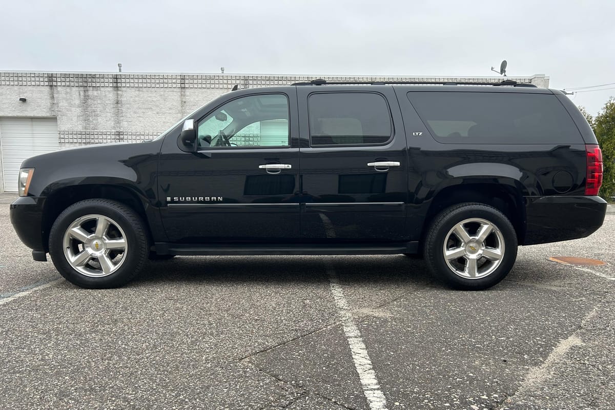 2007 Chevrolet Suburban LTZ 4x4 - Image 2