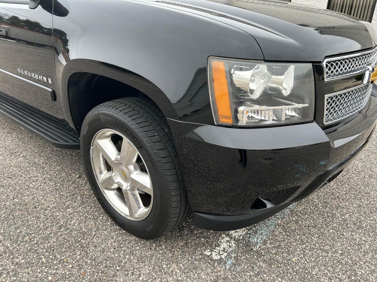 2007 Chevrolet Suburban LTZ 4x4 - Image 16