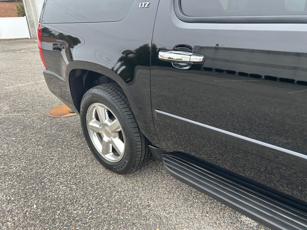 2007 Chevrolet Suburban LTZ 4x4 - Image 43