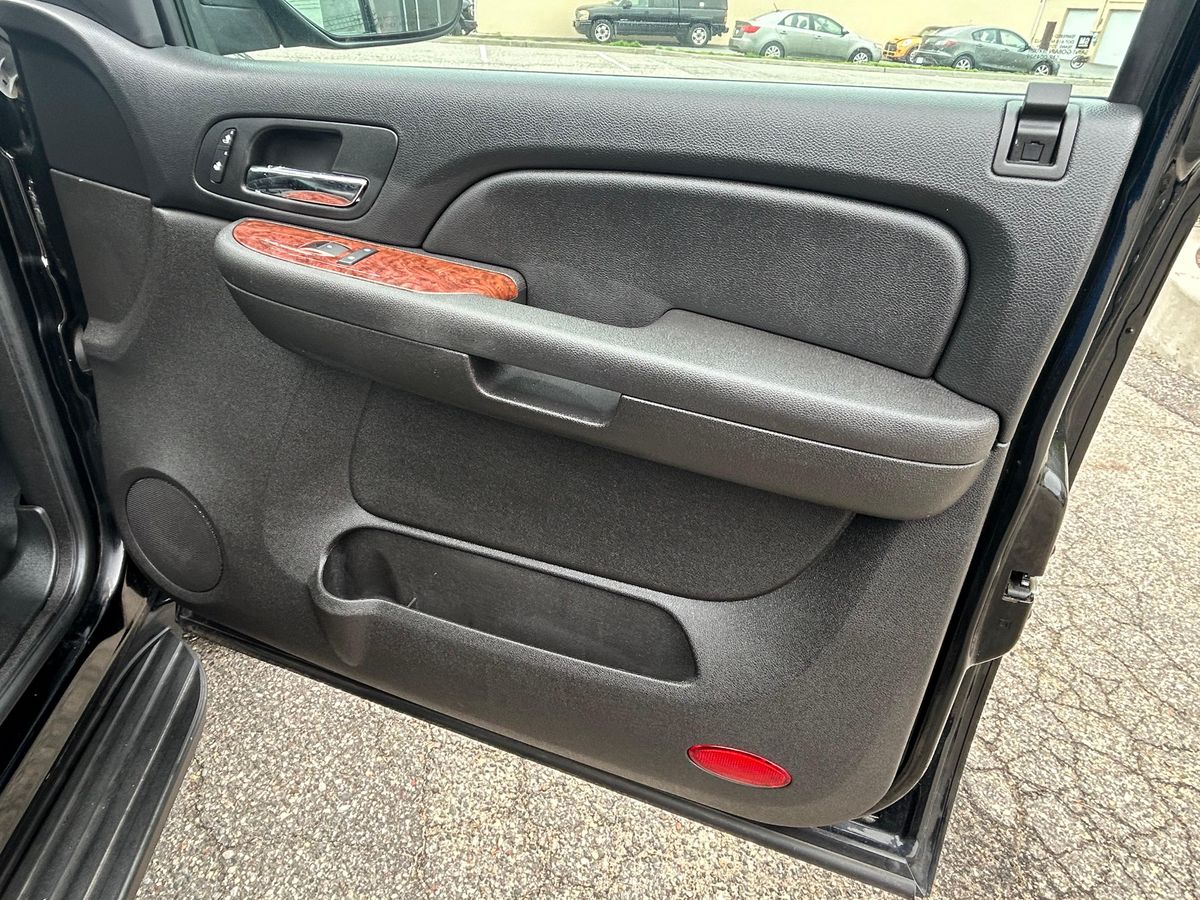 2007 Chevrolet Suburban LTZ 4x4 - Image 148