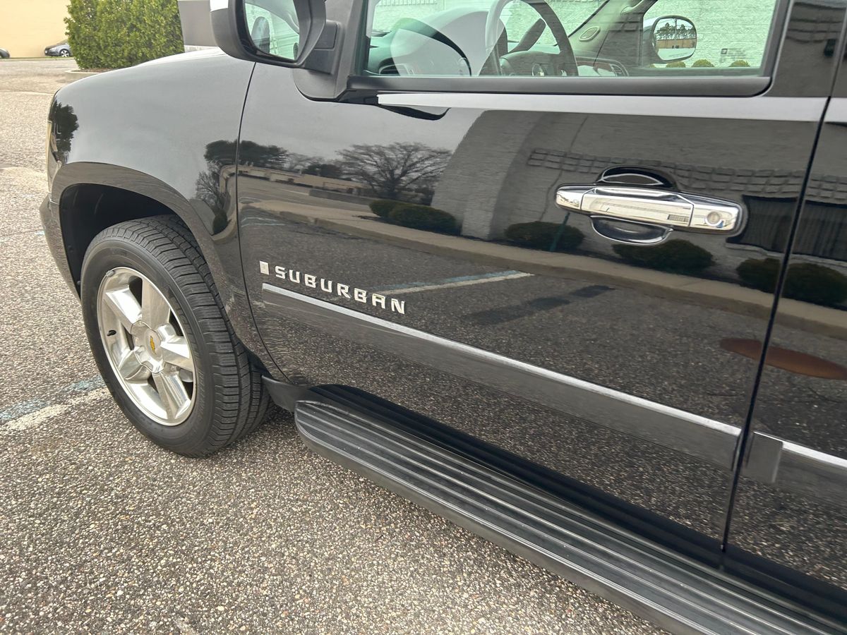 2007 Chevrolet Suburban LTZ 4x4 - Image 24