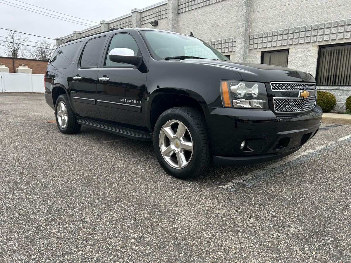 2007 Chevrolet Suburban LTZ 4x4 - Image 10
