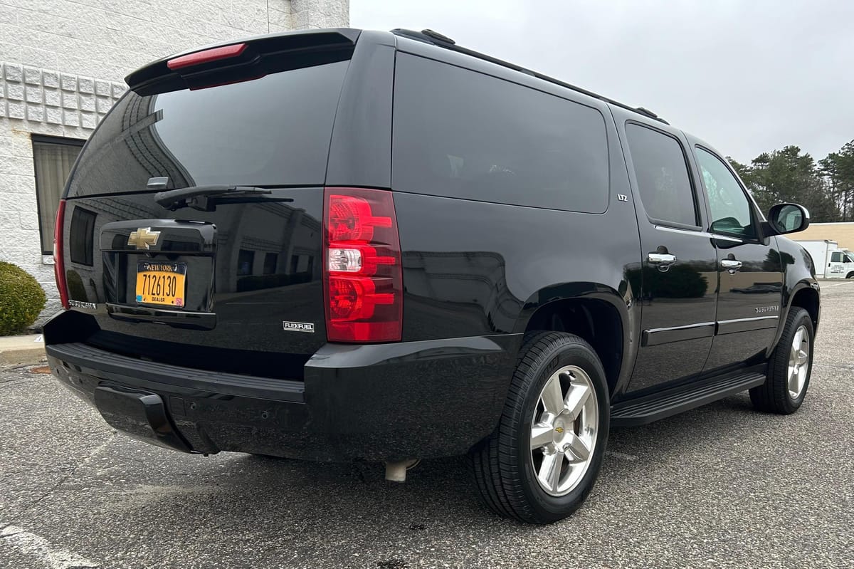 2007 Chevrolet Suburban LTZ 4x4 - Image 3