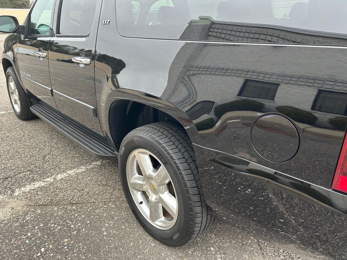 2007 Chevrolet Suburban LTZ 4x4 - Image 26