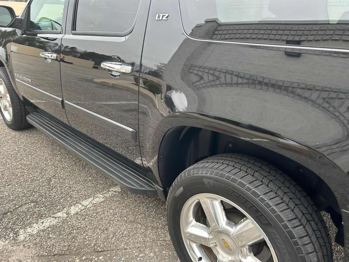 2007 Chevrolet Suburban LTZ 4x4 - Image 28